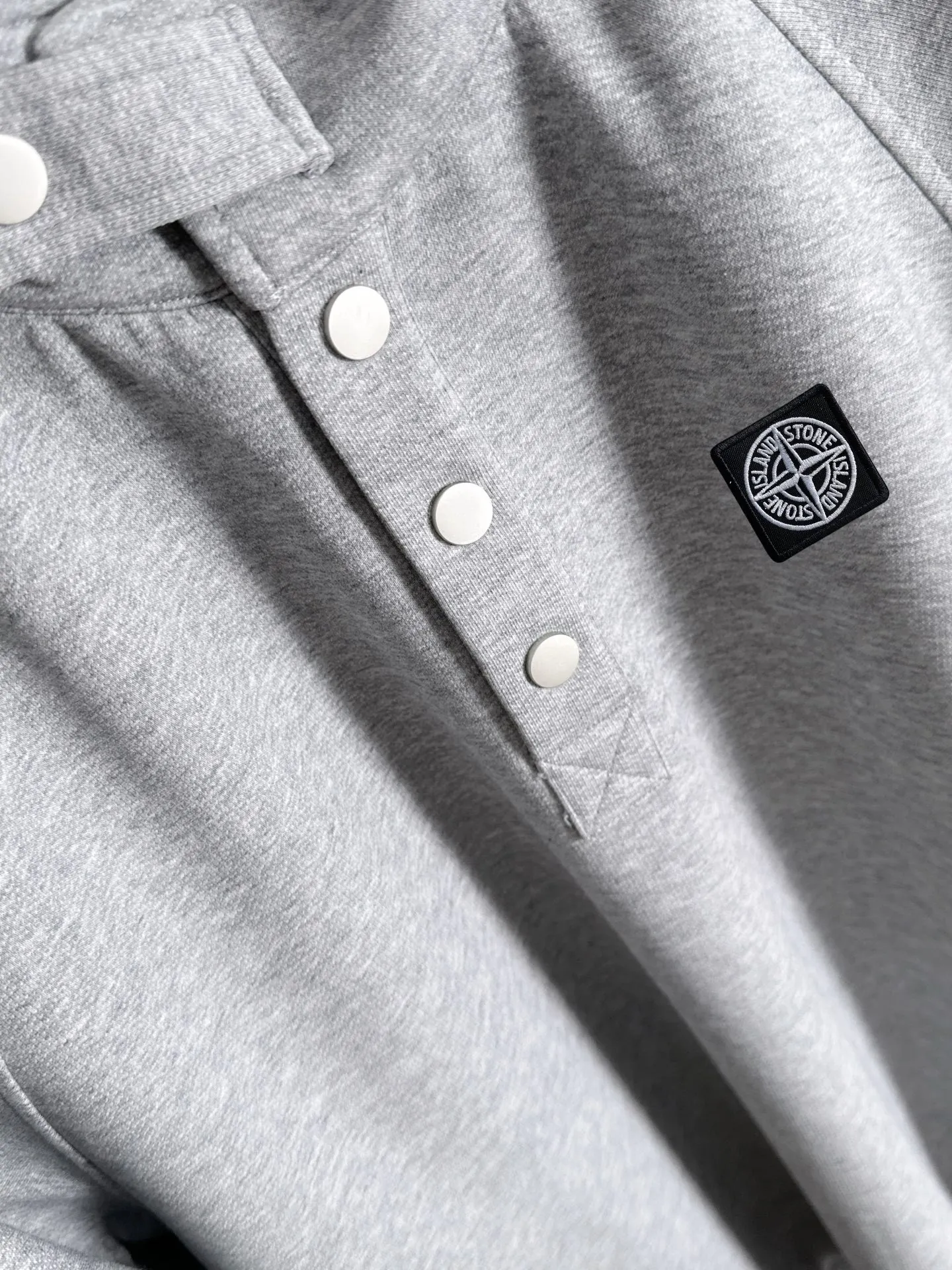 P360 Shitou Daojia's first release of 25ss autumn and winter new lapel sweatshirt long-sleeved men and women. Many celebrities share the same style. Craftsmanship that ordinary small workshops cannot copy. We are not afraid of any challenges in terms of materials, detail restoration and craftsmanship, just to provide you with wonderful products. Compare the top original versions at will. No expense is spared just to do better. Unique imported fabric feel. Purely imported German machine production. Precision operation. Thousands of needles density. Full set of new accessories with three standards for simultaneous customization. The upper body is versatile and fashionable. A perfect choice for autumn and winter. A must-have item. Size chart: m-4XL (Please state your height and weight when placing an order.